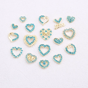 Bijoux à ongles cœur et nœud dorés avec strass bleu clair, lot de 16 pièces