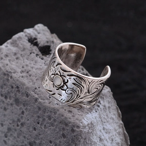 Vintage wide open ring with silver vine engraving and white cat eye stone on rock