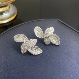 Détail des boucles d'oreilles feuilles en argent serties de zircones étincelantes