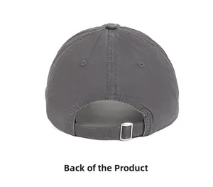 Dettaglio del retro del cappellino da baseball in cotone grigio scuro con fibbia in metallo