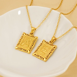 Colliers carrés en titane plaqué or 18 carats avec pendentifs A et E sur une assiette blanche