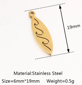 Detailansicht des 6x19mm goldfarbenen Surfbrett-Anhängers aus Edelstahl mit Wellen
