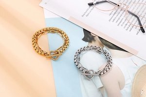 Dettaglio di bracciali a doppio strato in acciaio inossidabile con chiusura a T a cuore