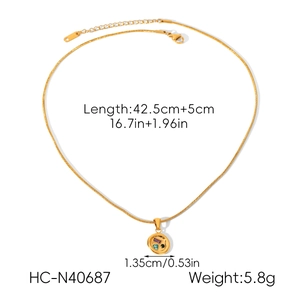 Vue détaillée du collier en or 18 carats avec pendentif rond et dimensions précises