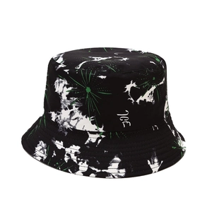Bob réversible à motif de vache avec accents verts et broderie texte ICE