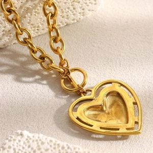 Détail du collier à maillons O plaqué or 18K avec fermoir OT et pendentif cœur évidé