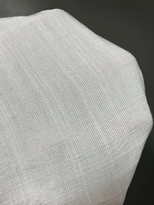 Macro-opname van witte vintage blouse stof met gedetailleerde geweven textuur en kwaliteit