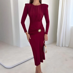 Robe midi élégante bordeaux à manches longues, coupe ajustée avec détail soleil doré