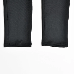 Gros plan détaillé de la jambe de la combinaison rayée noire montrant le tissu élastique