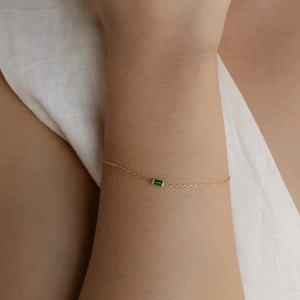 Minimalist gold-plated stainless steel chain bracelet with a green zircon baguette stone