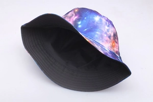 Chapeau de soleil réversible avec motif ciel étoilé violet et intérieur noir
