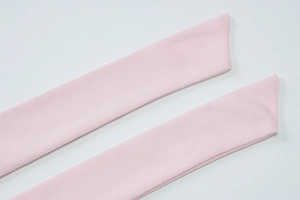 Gros plan de bretelles en tissu rose avec texture fine et finition en matière douce