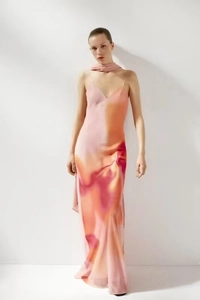 Détail de la robe élégante en satin dégradé avec col écharpe rose et orange chic