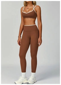 Dettaglio del set yoga marrone in due pezzi con bordo bianco a contrasto e scollo a V