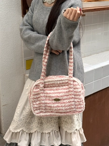 Sac Boston en peluche rayé rose et blanc avec plaque métallique pour l'hiver
