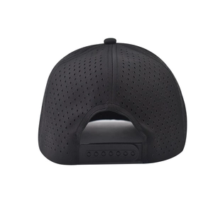 Dettaglio del tessuto nero traforato al laser e chiusura snapback del cappellino da baseball