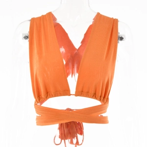 Détail du haut orange à col en V, texture froncée et liens à nouer autour de la taille
