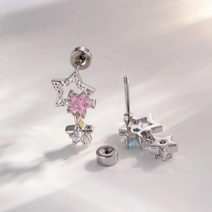 Star-shaped cartilage earrings with pink and clear zircons in hammered silver finish