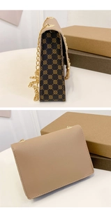 Detailansicht der zweifarbigen Kettentasche mit goldenen Blumenmustern und Khaki-Leder