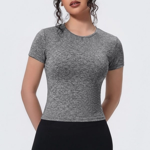 Détail du t-shirt de yoga gris chiné avec texture en tissu hautement élastique et respirant