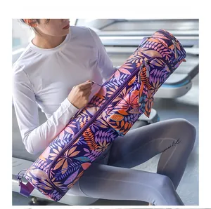 Détail du sac à tapis de yoga en toile violette avec motifs de feuilles et fermeture éclair