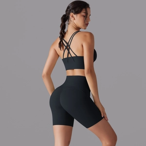 Dettaglio del reggiseno sportivo con incrocio sulla schiena e pantaloncini fitness