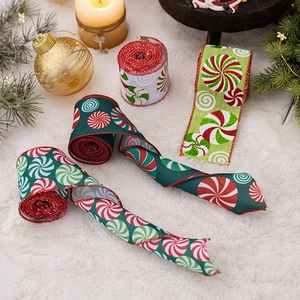 Nahaufnahme von Weihnachts-Stoffbändern mit Pfefferminz-Muster und festlicher Dekoration