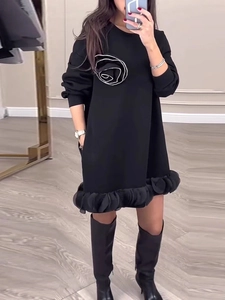 Robe noire à manches longues avec motif rose 3D blanc et détails à volants