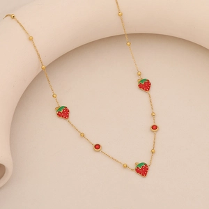 Collana dorata in acciaio inossidabile con ciondolo a fragola rossa e perline