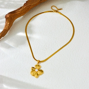Collier élégant à pendentif fleur doré avec perle sur une chaîne serpent chic