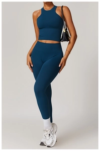 Détail du tissu en maille côtelée sans couture sur un ensemble de sport bleu marine slim