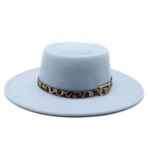 Chapeau en feutre à bord large bleu clair avec ruban léopard et boucle dorée élégante