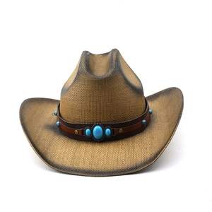 Détail d'un chapeau de cowboy tressé avec bandeau en cuir turquoise et rivets bronze
