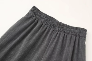 Détail du tissu à fines rayures gris foncé avec ceinture élastique confortable