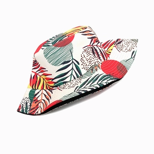 Détail de l'imprimé tropical de feuilles de bananier et coutures du chapeau bob