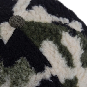 Dettaglio del cappello da baseball camouflage in lana di agnello con bottone