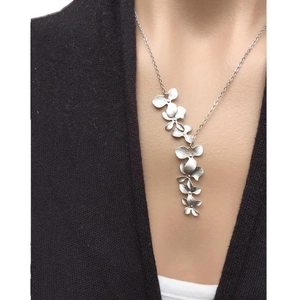 Collier avec pendentif orchidée argenté et finition mate porté par un mannequin