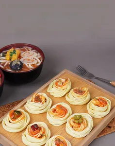 Vue de haut de modèles réalistes de spaghetti et de ramen sur plateau en bois avec fourchette