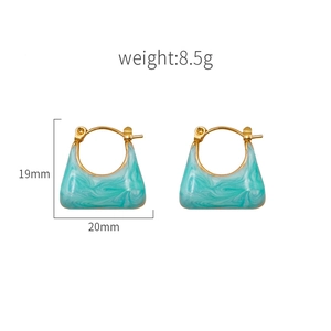Orecchini dorati a forma di borsa con finitura in smalto marmorizzato blu, misura 19mm x 20mm