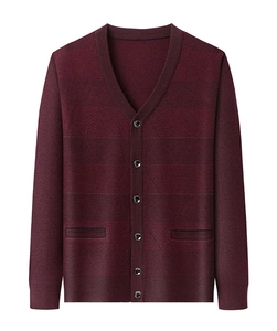 Detailansicht der weinroten V-Ausschnitt Strickjacke mit feiner geometrischer Textur