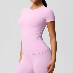 Gros plan détaillé du haut de sport rose à manches courtes en tissu élastique brossé