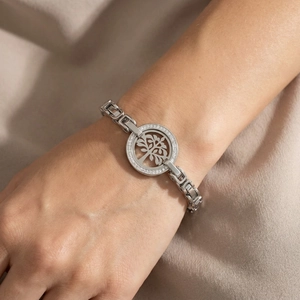 Détail du bracelet arbre de vie en argent avec pavé de diamants au poignet