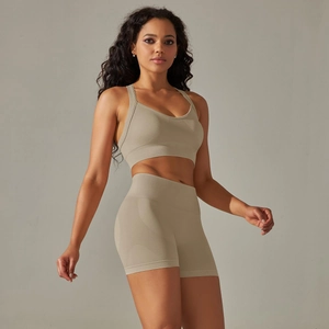 Détail de l'ensemble de sport sans couture kaki avec brassière et short taille haute sculptant