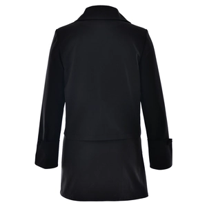 Rückansicht der schwarzen Langarmjacke mit einem einzigartigen zweilagigen Saumdesign