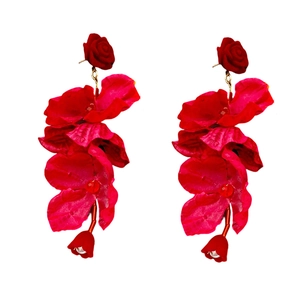Boucles d'oreilles fleurs en velours rouge avec perles et tiges en argent sur blanc