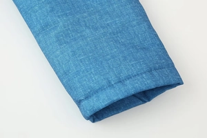 Detail der dunkelblauen Jeansjacken-Manschette mit hochwertigen Nähten und Webstruktur