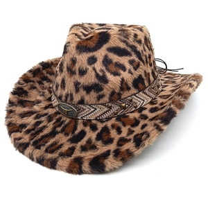 Detail eines Cowboyhuts mit Leopardenmuster, bronzener Stierschnalle und Nieten