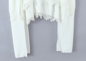 Détail de la bordure en dentelle cil blanche et de la texture du tissu sur l'ourlet
