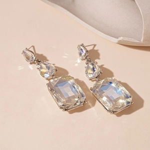 Boucles d'oreilles pendantes géométriques avec cristaux irisés rectangulaires