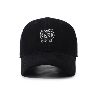 Cappellino da baseball classico in cotone nero con ricamo 3D bianco su sfondo bianco